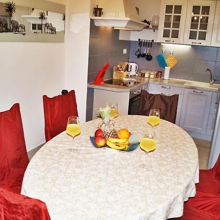 Apartments By The Sea Krilo Jesenice, Omis - 15145 Йесенице Стая снимка