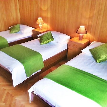 Apartments By The Sea Krilo Jesenice, Omis - 15145 Йесенице Стая снимка