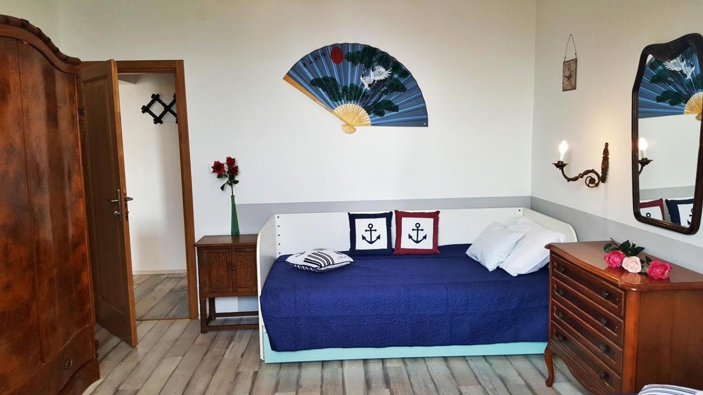 Apartments By The Sea Krilo Jesenice, Omis - 15145 Йесенице Стая снимка