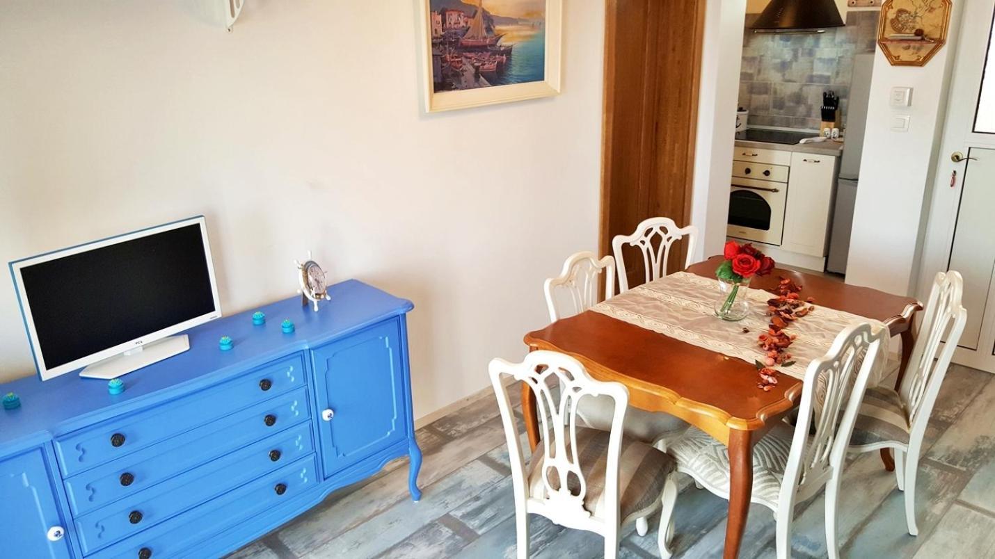 Apartments By The Sea Krilo Jesenice, Omis - 15145 Йесенице Стая снимка